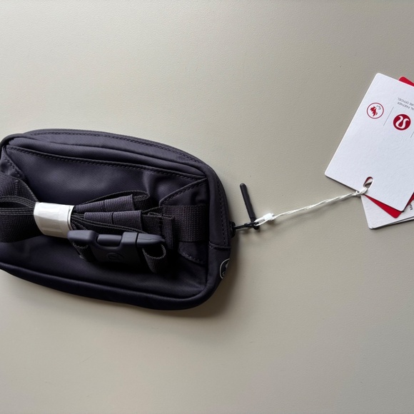 *NEW with tags* Lululemon Team Canada Future Legacy Everywhere Belt Bag - Picture 4 of 5